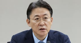  권대영 금융위원회 부위원장이 지난달 14일 오전 서울 중구 신용회복위원회에서 열린 '채무조정 이행자를 위한 특례대출 새도약론 협약식'에서 인사말 하고 있다./사진=뉴스