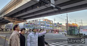 오세훈 서울시장이 강북의 교통난 해소를 위해 내부순환로·북부간선도로 지하화를 추진한다. 사진은 22일 오전 오 시장이 강북횡단 지하도시고속도로 건설사업 현장을 방문한 모습. /사진=이화랑 기자