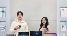 삼성전자 모델이 졸업 ∙ 입학 시즌을 맞아 다채로운 혜택을 제공하는 '2026 갤럭시 아카데미'를 소개하는 모습. /사진=삼성전자