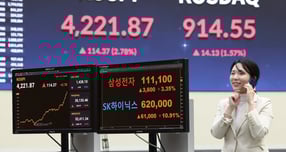 증권가가 2026년 코스피 5000 달성을 전망하며 AI 반도체가 상승을 주도할 것이라 내다봤다. 사진은 11월3일 코스피 종가 기준 사상 최고치인 4221.87을 나타내고 있는 여의도 한국거래소 전광판. /사진=뉴스