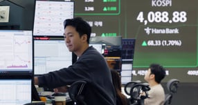 [22일 서울 중구 하나은행 딜링룸에서 딜러들이 업무를 보고 있다.   코스피는 전 거래일(4020.55)보다 75.71포인트(1.88%) 상승한 4096.26에, 코스닥 지수는 전 거래일(915.27)보다 8.70포인트(0.95%) 오른 923.97에 거래를 시작했다./사진=뉴시스