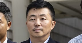 김건희 특검팀이 회삿돈 횡령 혐의로 기소된 김예성씨에게 징역 8년 및 추징금 4억3천만원을 선고해달라고 재판부에 요청했다. 사진은 김건희 여사의 집사로 지목된 김예성씨가 지난 8월15일 서울 서초구 서울중앙지법에 구속 전 피의자심문(영장실질심사)를 마치고 법원 청사를 나서고 있는 모습. /사진=뉴시스