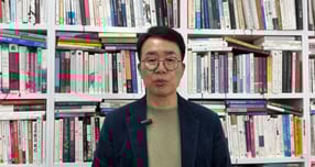 HLB 리보세라닙과 항서제약 캄렐리주맙 병용요법이 올해 미국 식품의약국(FDA) 허가를 받지 못했다. 사진은 지난 3월21일 리보세라닙·캄렐리주맙 FDA 승인 불발 소식을 알리는 진양곤 HLB 회장. /사진=HLB 공식 유튜브