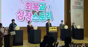 서울시가 5년간 진행한 고립·은둔 청년 지원사업이 청년들의 고립감과 우울감은 줄이고, 사회 참여를 이끌어낸 것으로 나타났다. 사진은 개회식을 진행 중인 오세훈 서울시장(가운데)과 사업 참여 청년들. /사진=최성원 기자