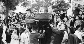 개천예술제 경연 관림을 하고 있는 아이들과 시민들의 모습./사진=진주시