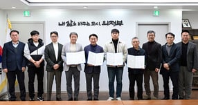 김동근 의정부시장(오른쪽으로부터 6번째)이 지난 19일 데이터센터 사업자인 메타컴플렉스를 비롯해 고산신도시연합회, 독바위문화마을회와 ‘데이터센터 설치와 관련한 주민 우려 해소 및 상생 방안 마련을 위한 업무협약’을 체결한 뒤 함께 기념사진을 찍고 있다. /사진제공=의정부시