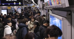 서울시가 지하철 일부 노선 증회와 시내버스 출퇴근 시간 연장을 통해 철도노조 파업 대응에 나섰다. 사진은 서울 중구 지하철 1호선 서울역에서 시민들이 지하철을 이용하는 모습. /사진=뉴시스