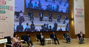 서울시는 더 많은 고립·운둔 청년들을 사회로 이끌기 위해 정책을 세분화하고 권역을 늘릴 계획이다. 사진은 청년, 부모들과 대화하는 오세훈 서울시장(가운데). /사진=최성원 기자