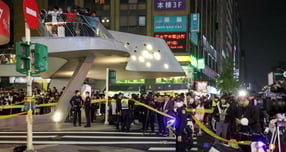 타이완 타이베이에서 발생한 흉기 난동 사건 피해자 중 한 명이 인체면역결핍바이러스(HIV) 양성자로 확인됐다. 사진은 지난 19일(현지시각) 현지 경찰이 사건 현장을 경비한 모습. /사진=로이터