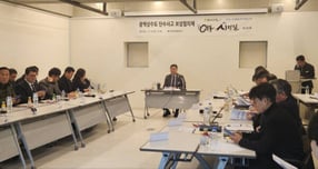 김경일 파주시장(가운데 맞은편)이 지난 19일 금촌어울림센터에서 열린 이동시장실에 참석해 광역상수도 보상협의체 회의를 갖고 시민대표위원들과 K -Water측을 상대로 피해 보상에 대해 협의하고 있다. 이날 K -Water측은 불참했다. /사진제공=파주시 