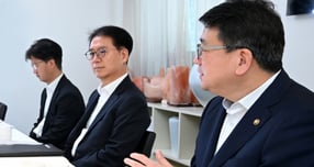 지난해 7월16일 서울 중구 정동 컨퍼런스하우스에서 진행된 정부·석유업계 CEO 간담회에 참석한 류열 S-OIL 사장(가운데) /사진=임한별 기자