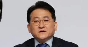 사진은 지난 11월25일 서울 마포구 MBC 상암 미디어센터에서 '부동산 시장,안정화 해법'과 'AI 발전과 초고령사회, 노동환경의 변화와 대응방안'을 주제로 열린 중앙선거방송토론위원회 2025년 제2차 정책토론회에 앞서 차규근 조국혁신당 의원이 토론 준비를 하고 있는 모습. /사진=뉴시스