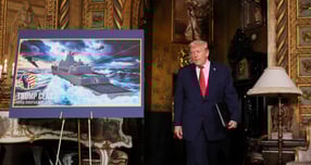 도널드 트럼프 미국 대통령이 미 해군 신형 군함 관련 발표에서 한화와 협력할 것이라고 밝혔다. 사진은 지난 22일(현지시각) 트럼프 대통령이 미 플로리다주 팜비치 마라라고에서 해군 신형 '황금 함대' 발표에 나선 모습. /사진=로이터