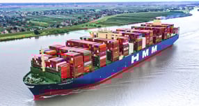 HMM이 올 한해 부산 이전과 재매각 이슈 등 여러 가지 변수를 맞이했다. 글로벌 해운업이 불황 초입에 들어선 가운데 장기 경쟁력 확보를 위한 민간 경영 체제 도입을 요구하는 목소리도 크다. /사진=HMM