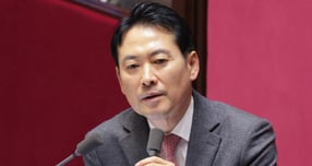 장동혁 국민의힘 대표가 무제한 토론(필리버스터) 역대 최장 기록을 경신했다. 사진은 23일 장 대표가 서울 여의도 국회에서 열린 제430회국회(임시회) 제2차 본회의에서 '12·3 윤석열 비상계엄 등에 대한 전담재판부 설치 및 제보자 보호 등에 관한 특별법안(대안)에 대한 수정안'에 대한 필리버스터를 하고 있는 모습. /사진=뉴스