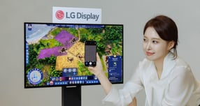 세계 최초 240Hz RGB 스트라이프 구조가 적용된 LG디스플레이 모니터용 OLED 패널. /사진=LG디스플레이    
