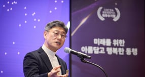 정재헌 SKT CEO가 22일 '2025 최우수 협력사 시상식'에서 축사를 하는 모습. /사진=SK텔레콤