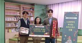 LG화학이 크리스마스를 맞아 사업장 인근 보육원 아동 103명에게 특별한 추억을 선물했다. 사진은 LG화학 관계자(오른쪽 첫 번째)가 아동 복지시설에 크리스마스 선물을 전달한 뒤 기념 촬영을 하고있는 모습. /사진=LG화학 제공
