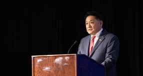 LS일렉트릭의 데이터센터 사업 수주액이 1조원을 훌쩍 넘어섰다. 사진은 지난 4월 미국 텍사스주에 위치한 'LS일렉트릭 배스트럽(Bastrop) 캠퍼스' 준공식에서 구자균 LS일렉트릭 회장이 환영사를 하는 모습. /사진=LS일렉트릭 제공