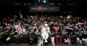 LG유플러스는 자사 크리에이터 육성 프로그램 '부스터스 시즌4' 활동을 통해 792건의 콘텐츠를 제작하고 누적 조회수 2천900만 회를 돌파하는 성과를 거뒀다고 23일 밝혔다. 사진은 지난 6일 진행한 부스터스 시즌4 어워즈에서 LG유플러스 관계자와 크리에이터들이 기념사진을 촬영하고 있는 모습 /사진=LG유플러스