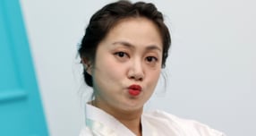 개그우먼 박나래가 전 매니저들을 공갈 미수 혐의로 고소한 사건에 대해 고소인 조사를 받았다. 사진은 박나래가 지난 1월25일 인터뷰에 앞서 한복을 곱게 차려입고 새해 인사를 전하고 있는 모습. /사진=뉴스