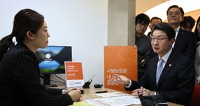 금융당국이 현재 5개 생명보험사에서 운영하고 있는 사망보험금 유동화 상품을 전 생보사로 확대 시행한다. 사진은 이억원 금융위원장(오른쪽)이 지난 10월 오후 서울 중구 한화생명 시청 고객센터에서 사망보험금 유동화 상품을 가입하는 모습. /사진=뉴스