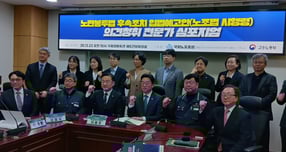 23일 서울 여의도 국회의원회관 제5간담회의실서 열린 '노란봉투법 후속조치 입법예고안 심포지엄' 참가자들이 단체 사진을 찍고 있다. /사진=지선우 기자