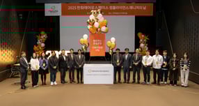 한화에어로스페이스 임직원들이 지난 22일 '2025 컴플라이언스 매니저의 날' 행사를 마친 후 기념 촬영을 하고 있다./사진=한화에어로스페이스