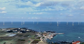 현대건설이 지난 22일 한화오션이 추진하는 '신안우이 해상풍력 발전사업'에 시공 파트너사로 참여하는 계약을 완료했다.사진은 제주한림해상풍력 현장전경. /사진=현대건설