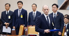 쿠팡 개인정보 유출 사태에 대한 국회의 연석 청문회가 오는 30~31일에 진행된다. 사진은 해롤드 로저스 쿠팡 임시 대표가 지난 17일 서울 여의도 국회 과학기술정보방송통신위원회에서 열린 쿠팡 개인정보 유출 사고 관련 청문회에서 증인 선서를 마친 모습. /사진=뉴스1 