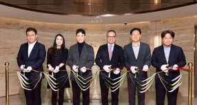 사진은 오픈 세리머니를 하는 김봉균 Retail전략본부장(왼쪽부터), 최은정 W Prestige 강남 부센터장, 박세진 W Prestige 강남 센터장, 뤄즈펑 대표이사, 신남석 Retail사업부문대표, 권동훈 본부장. /사진=유안타증권 