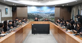 박형덕 경기 동두천시장이 23일 시청 상황실에서 시장과 간부 공무원 등 50여 명이 참석한 가운데 '동두천시 중장기발전종합계획 수립 용역' 최종보고회를 열고 있다. /사진제공=동두천시 