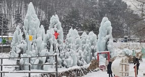 '제21회 포천 백운계곡 동장군 축제'가 얼음트리, 눈썰매, 얼음낚시, 이글루 체험, 먹거리 장터 등 10여 개의 체험·관람 프로그램을 갖추고 지난 20일 개막했다. /사진제공=포천시