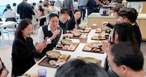 지난 10월 정기선 HD현대 회장이 경기도 성남 HD현대 글로벌R&amp;D센터 구내식당에서 임직원들과 점심을 함께하는 모습. /사진=HD현대