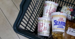 일본 라면 기업 닛신식품홀딩스가 미국 시장에서 하락세를 보이고 있다. 사진은 2015년 11월16일 일본 도쿄 슈퍼마켓에서 닛신 컵라면을 구매한 고객 장바구니의 모습. /사진=로이터 