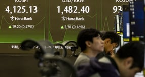 23일 코스피가 상승폭을 줄이며 4120선에서 거래된다. 환율은 1483원까지 올랐다. 사진은 이날 서울 하나은행 딜링룸 전광판에 나타난 시황. /사진=뉴시스