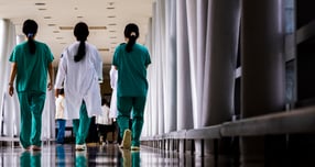 2026년 실손의료보험료 인상률이 평균 약 7.8% 수준으로 집계됐다. 사진은 서울 한 대학병원 의료진이 이동하는 모습. /사진=뉴시스