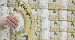 부의 양극화가 고착화되면서 다양한 불평등 현상이 나타나고 있다. 사진은 서울 중구 하나은행에 5만원권이 쌓인 모습. / 사진=뉴스1 민경석 기자  