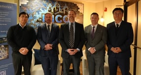 효성이 북미 데이터센터 시장에서 대형 수주 성과를 이끈 임직원과 협력사를 선정해 포상했다. 사진은 올해의 자랑스러운 효성인상 수상자 5인의 모습. /사진=효성 제공