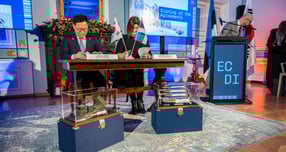 2025년은 K방산이 명실상부한 '수출 효자' 산업으로 자리매김한 해로 기록될 전망이다. 사진은 지난 21일(현지시각) 에스토니아 탈린에서 열린 천무 공급 계약식에서 (왼쪽) 손재일 한화에어로 스페이스 대표이사와 카트리 라우셉 에스토니아 방산투자청(ECDI) 청장 대행이 계약서를 살펴보던 모습. /사진=한화에어로스페이스