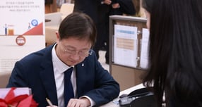 이찬진 금감원장이 23일 서을 여의도 한국투자증권 본사를 방문해 첫 IMA에 직접 가입했다. /사진=금감원