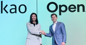 정신아 카카오 대표와 챗GPT 개발사 오픈AI의 샘 올트먼 최고경영자(CEO)가 4일 서울 중구 플라자호텔에서 열린 전략적 제휴 체결 공동 기자간담회에서 악수를 나누고 있다. /사진=뉴스