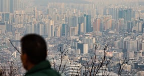 부동산PF 구조조정으로 일부 사업장은 건전성을 회복했지만 퇴출되는 곳도 많아졌다. 사진은 서울 남산에서 내려다본 아파트들. /사진=뉴시스