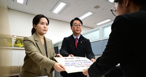 국민의힘과 개혁신당이 23일 공동 발의한 통일교 특검법을 국회 의안과에 제출했다. 사진은 곽규택 국민의힘 원내수석대변인(오른쪽)과 이주영 개혁신당 정책위의장이 23일 서울 여의도 국회 의안과에 ‘통일교와 정치권 인사 간 불법 금품수수 및 유착 의혹 진상규명 특검법’을 제출한 모습. /사진=뉴스1(공동취재)