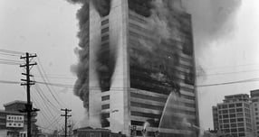 1971년 12월25일 대연각 호텔에서 불이 나 163명이 숨지고 63명이 다쳤다. 사진은 당시 대연각 호텔에서 불이 난 모습. /사진=국가기록원