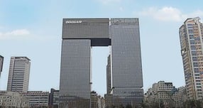 두산그룹 지주사인 두산이 보유 중인 두산로보틱스 지분 일부를 매각해 약 9500억원의 실탄을 확보했다. 사진은 경기 성남시 분당구 소재 분당두산타워 전경. /사진=두산 제공