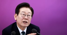 이재명 대통령이 생중계로 진행된 마지막 정부 부처 업무보고에서 6개월 후에 업무보고 생중계를 재추진하겠다고 말했다. 사진은 이 대통령이 지난 23일 부산 동구 해양수산부 청사에서 열린 해수부(해양경찰청) 업무보고에서 발언한 모습. /사진=뉴스1(대통령실통신사진기자단) 