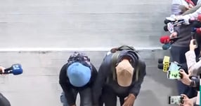 타이완 타이베이 흉기 난동 사건 용의자의 부모가 아들이 저지른 범죄에 대해 사죄했다. 사진은 용의자의 부모가 사과한 모습. /사진=ET투데이뉴스 영상 캡처