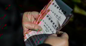 미국 복권 파워볼이 지난 22일(이하 현지시각) 추첨에서도 1등 당첨자가 나오지 않아 1등 당첨금이 17억달러(약 2조5200억원)까지 늘어났다. 사진은 지난 17일 미국 뉴욕시에서 한 사람이 파워볼 복권을 들고 있는 모습. /사진=로이터