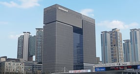 DS증권이 두산에 대해 SK실트론 인수 자금 우려를 해소했다고 분석했다. 사진은 경기 성남시 분당두산타워 전경. /사진제공=두산